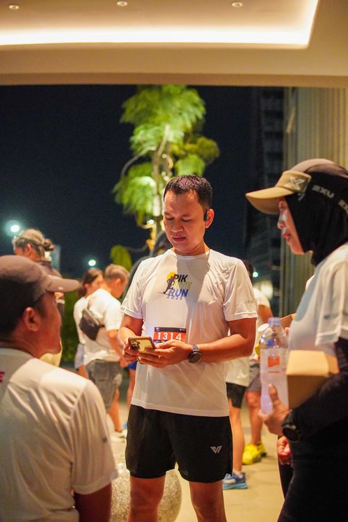 Race photo from PIK NITE RUN VIBES