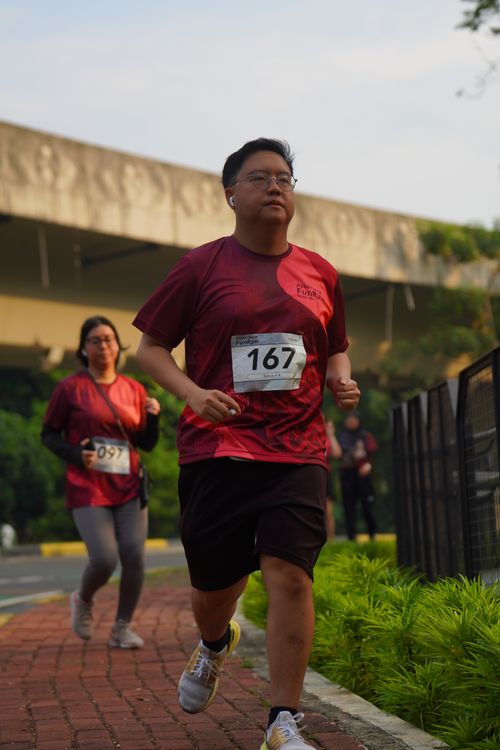Race photo from Assurance Fun Run 2024