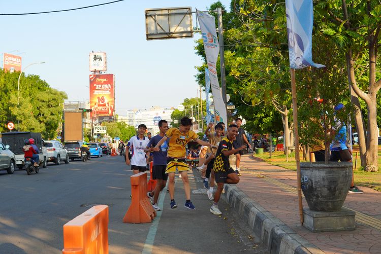 Race photo from Shake Out Run Jabar 10K