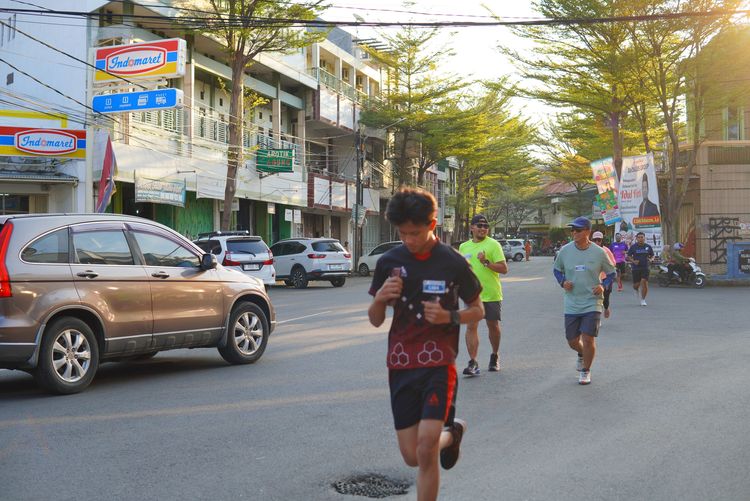 Race photo from Shake Out Run Jabar 10K