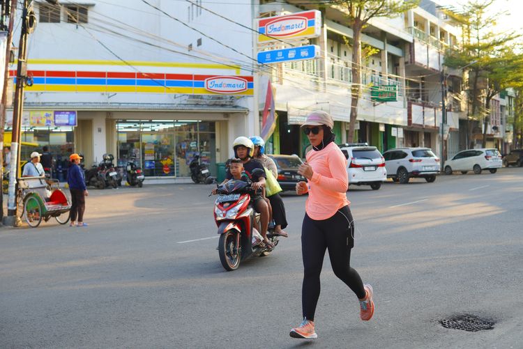 Race photo from Shake Out Run Jabar 10K