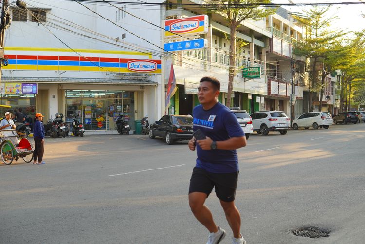 Race photo from Shake Out Run Jabar 10K