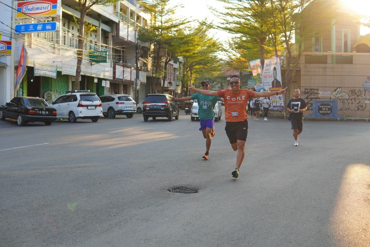 Race photo from Shake Out Run Jabar 10K