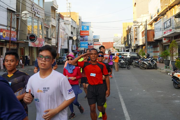 Race photo from Shake Out Run Jabar 10K