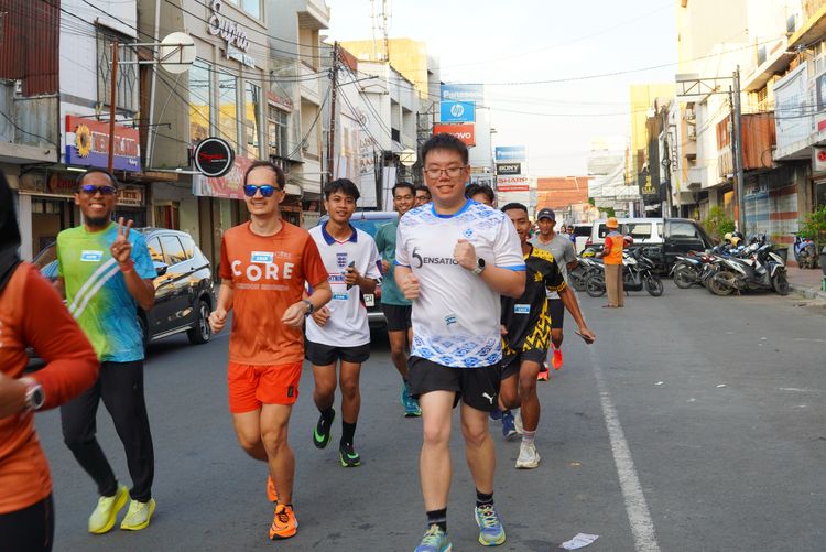 Race photo from Shake Out Run Jabar 10K