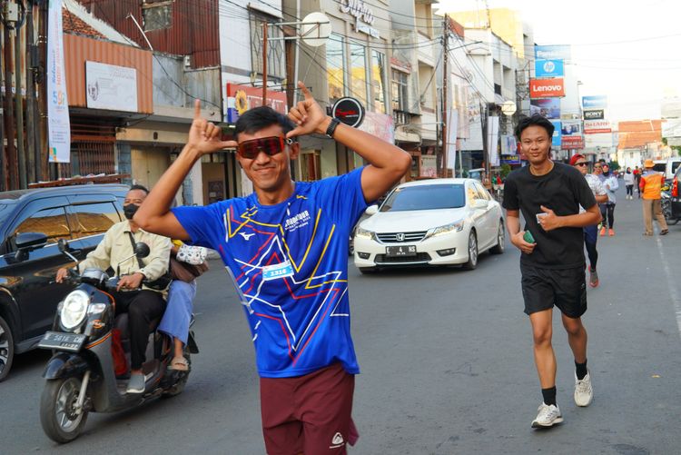 Race photo from Shake Out Run Jabar 10K