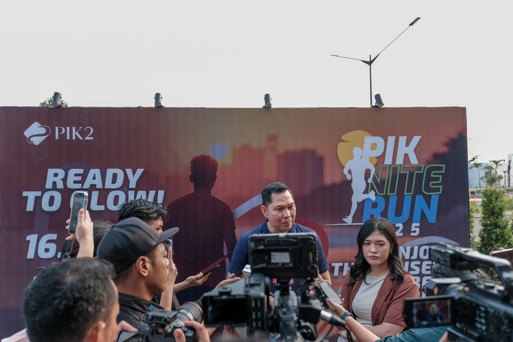 Race photo from PIK NITE RUN VIBES