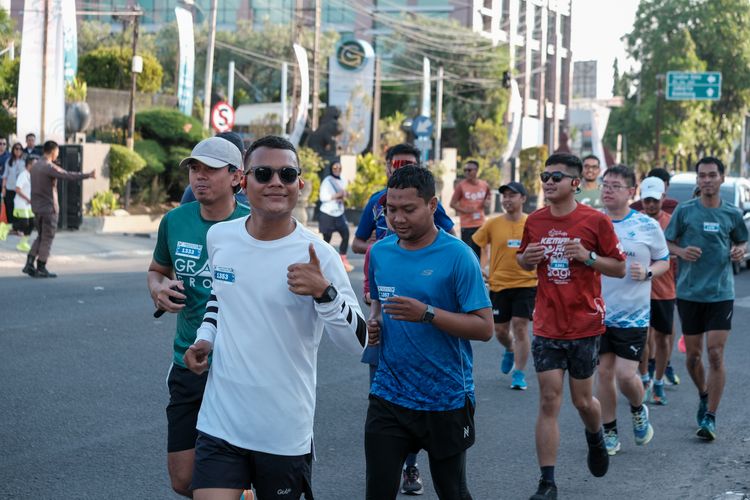 Race photo from Shake Out Run Jabar 10K