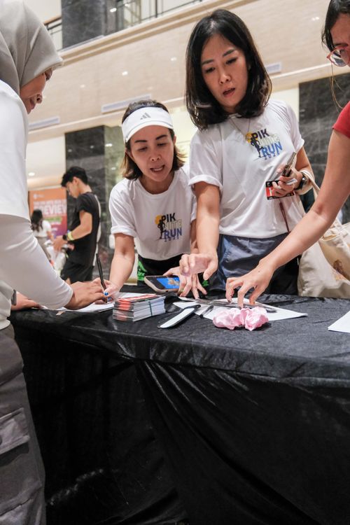 Race photo from PIK NITE RUN VIBES