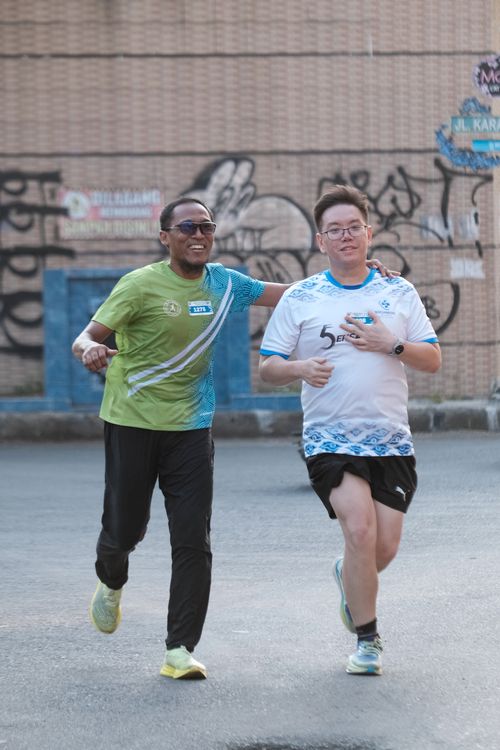 Race photo from Shake Out Run Jabar 10K