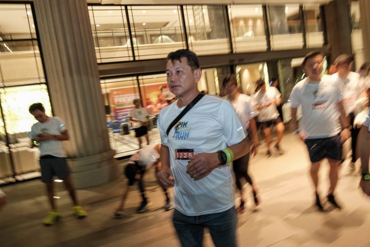 Race photo from PIK NITE RUN VIBES