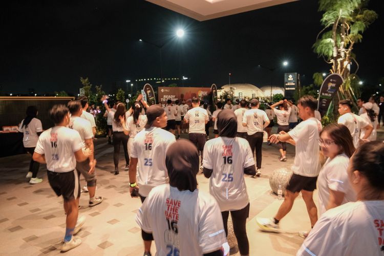 Race photo from PIK NITE RUN VIBES