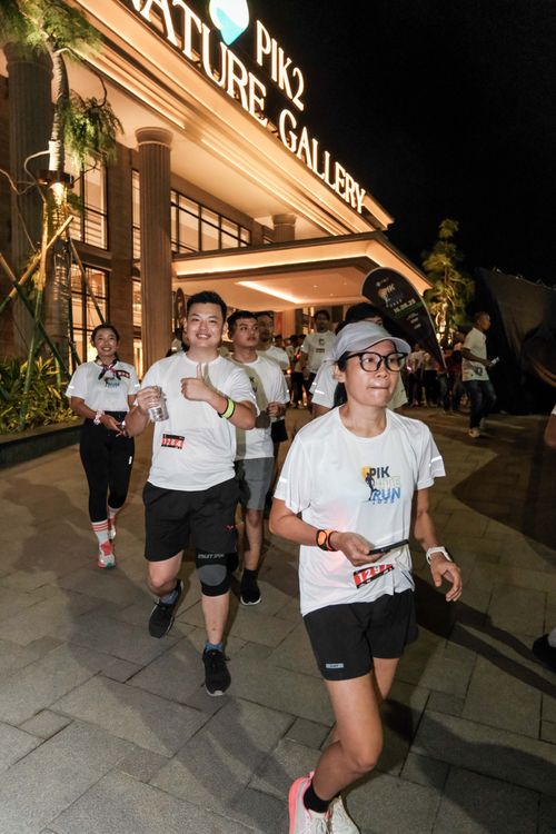 Race photo from PIK NITE RUN VIBES