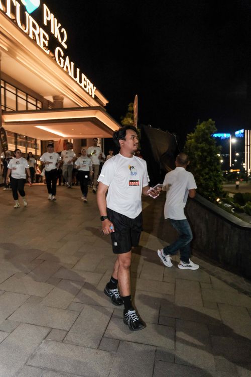 Race photo from PIK NITE RUN VIBES