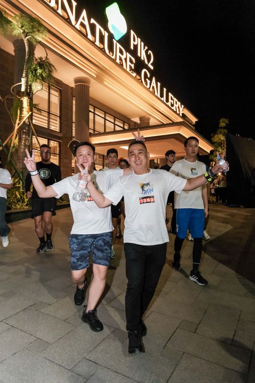 Race photo from PIK NITE RUN VIBES