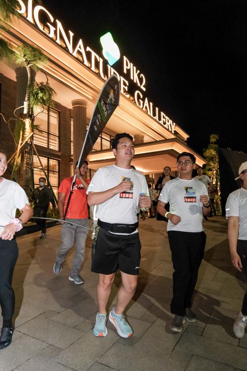 Race photo from PIK NITE RUN VIBES