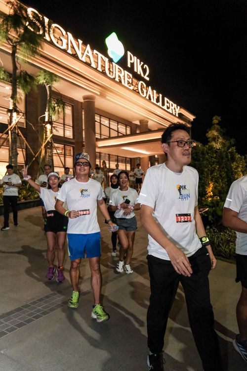 Race photo from PIK NITE RUN VIBES