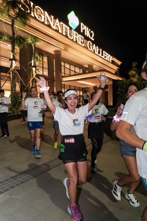 Race photo from PIK NITE RUN VIBES