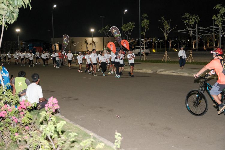 Race photo from PIK NITE RUN VIBES