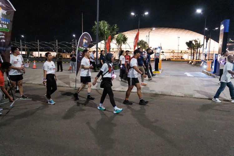 Race photo from PIK NITE RUN VIBES