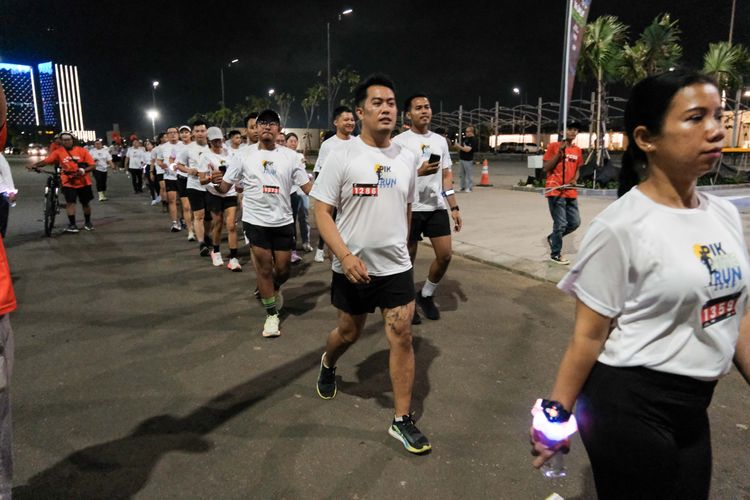 Race photo from PIK NITE RUN VIBES