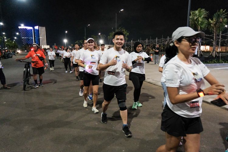 Race photo from PIK NITE RUN VIBES