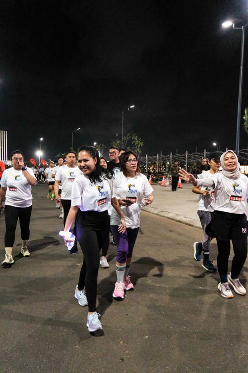 Race photo from PIK NITE RUN VIBES