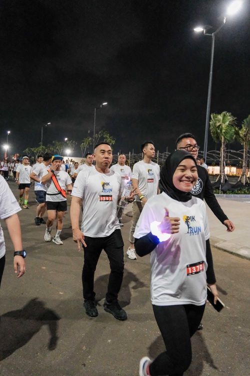 Race photo from PIK NITE RUN VIBES