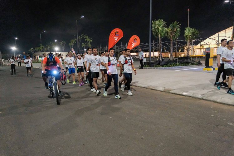 Race photo from PIK NITE RUN VIBES