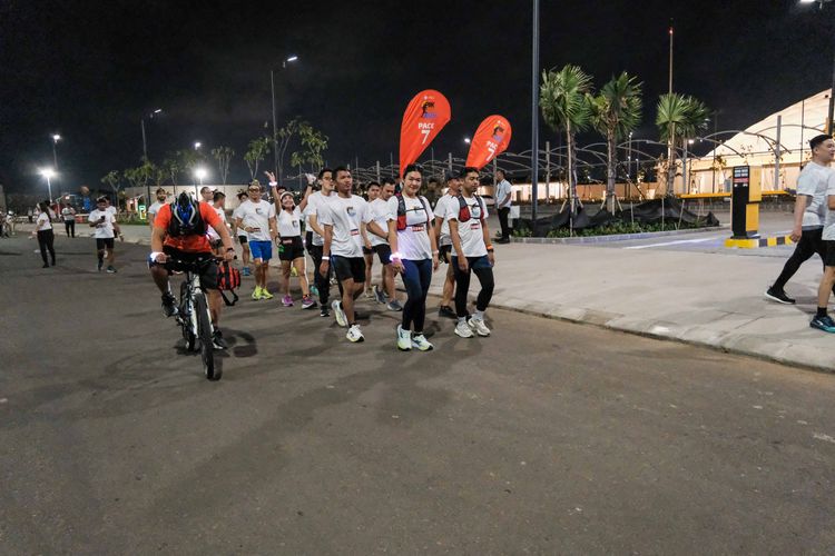 Race photo from PIK NITE RUN VIBES