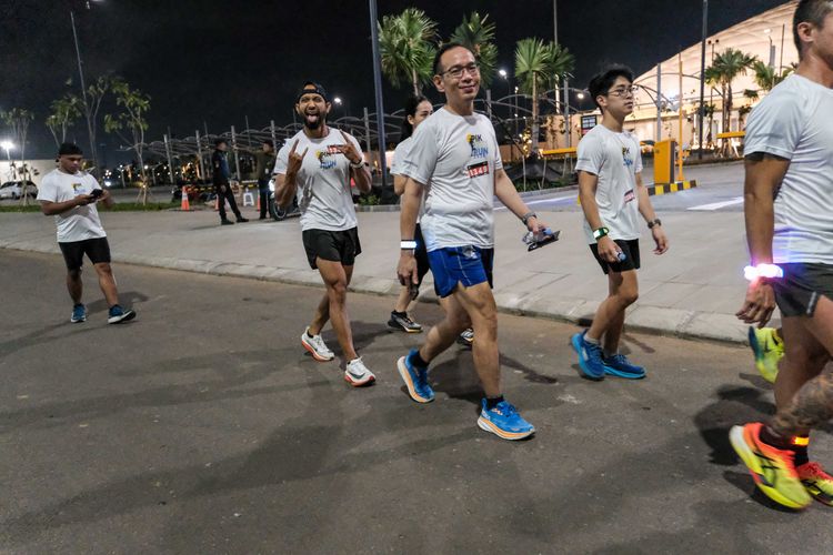 Race photo from PIK NITE RUN VIBES