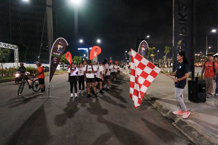 Race photo from PIK NITE RUN VIBES