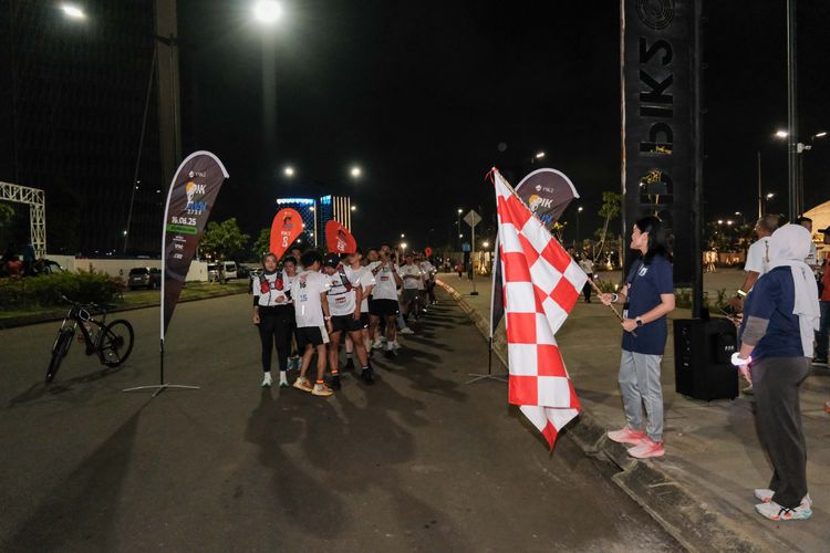 Race photo from PIK NITE RUN VIBES