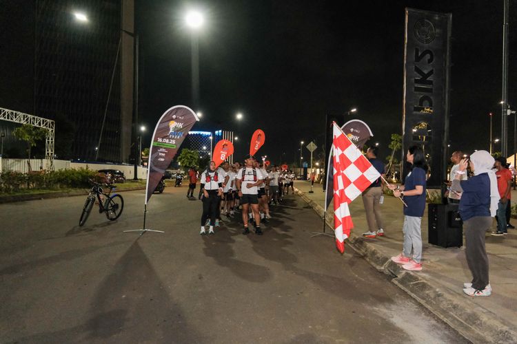 Race photo from PIK NITE RUN VIBES
