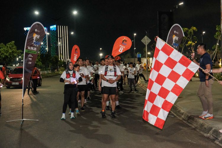 Race photo from PIK NITE RUN VIBES