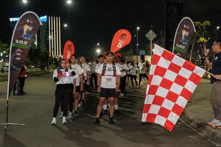 Race photo from PIK NITE RUN VIBES