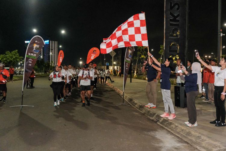 Race photo from PIK NITE RUN VIBES