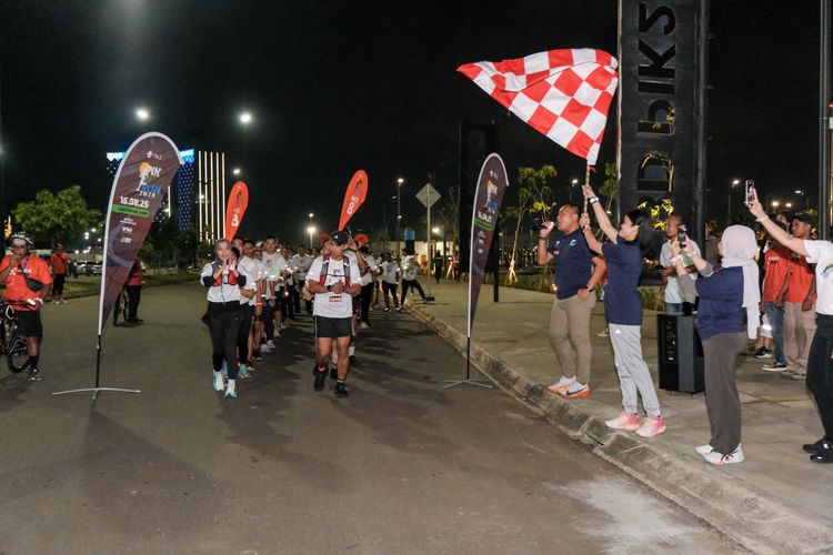 Race photo from PIK NITE RUN VIBES