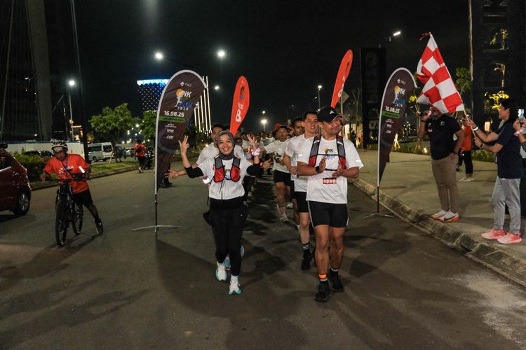 Race photo from PIK NITE RUN VIBES