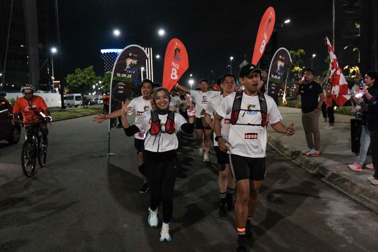 Race photo from PIK NITE RUN VIBES