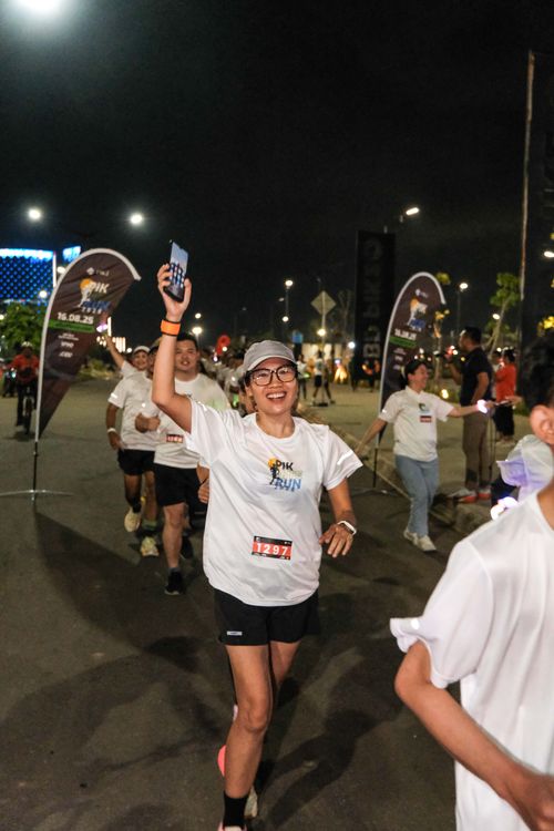 Race photo from PIK NITE RUN VIBES