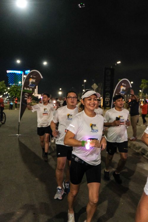 Race photo from PIK NITE RUN VIBES
