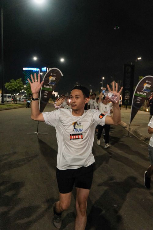 Race photo from PIK NITE RUN VIBES