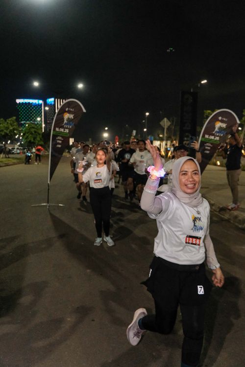 Race photo from PIK NITE RUN VIBES