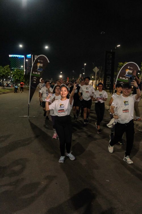 Race photo from PIK NITE RUN VIBES