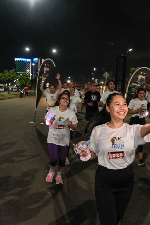 Race photo from PIK NITE RUN VIBES