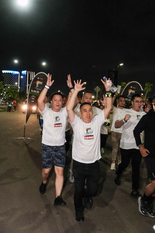 Race photo from PIK NITE RUN VIBES