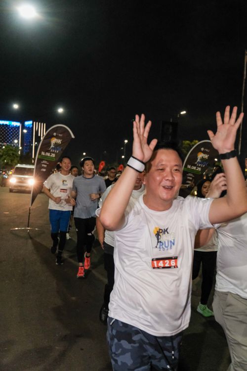 Race photo from PIK NITE RUN VIBES