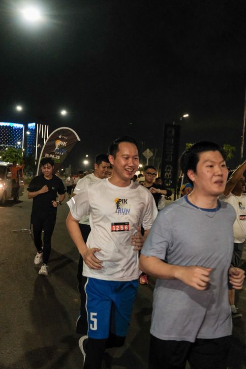 Race photo from PIK NITE RUN VIBES