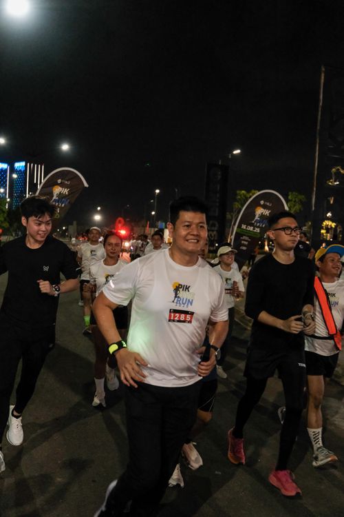 Race photo from PIK NITE RUN VIBES